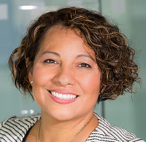 Claire Ashford, compliance-leder i et finansielt reguleringsselskap, portrett